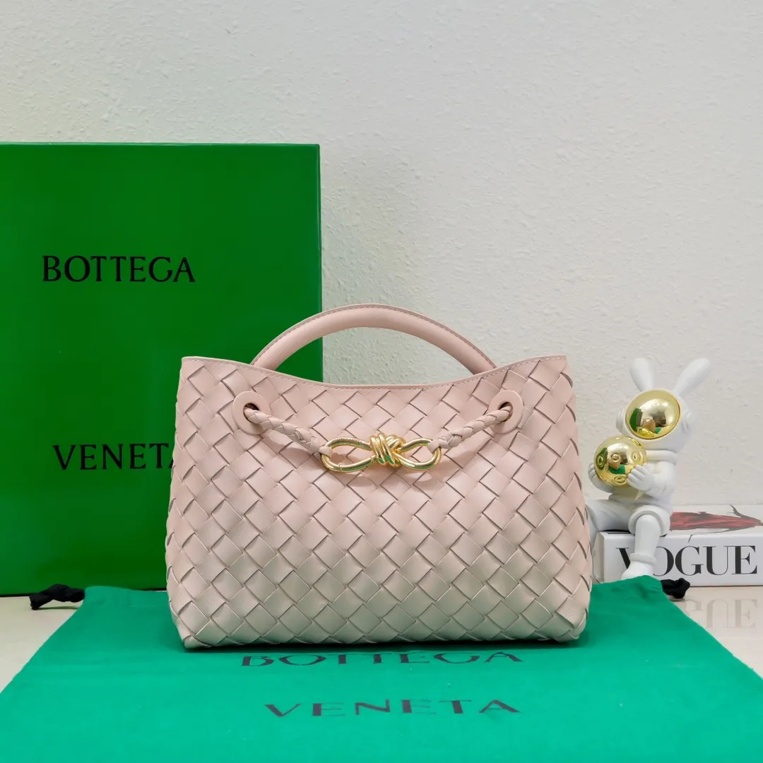 Batch 1860 B's 2023 spring and summer new model continues the brand's woven style with detailed metal knot switch buckles. This time, the shoulder straps are also made into tube weaves, showing different craftsmanship. The carrying method is versatile to create more different looks. Intrecciato woven leather small handbag, equipped with sliding crossbody strap. Internal compartments, including 1 zipper pocket and 2 open pockets with magnetic buckle closure. Size: 25*20*10cm, model: 7463#